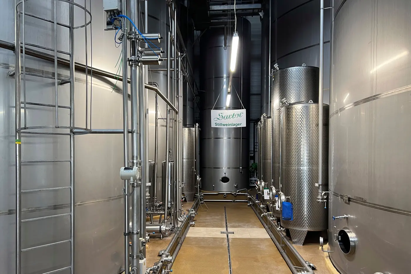Tankhalle mit Edelstahltanks und dem Schild Sartor Stillweinlager